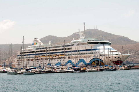 Cartagena lowers cruise tariffs to compensate for declining cruise passengers.