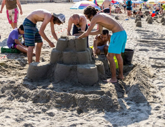 Marine de Cope protestors build their own development on the beach