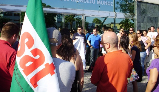Militants steal food from supermarkets to feed the unemployed and disadvantaged.