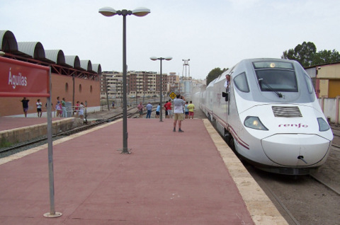 Unexpected arrival of the first hybrid AVE train in Águilas