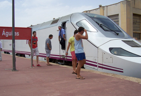 Unexpected arrival of the first hybrid AVE train in Águilas